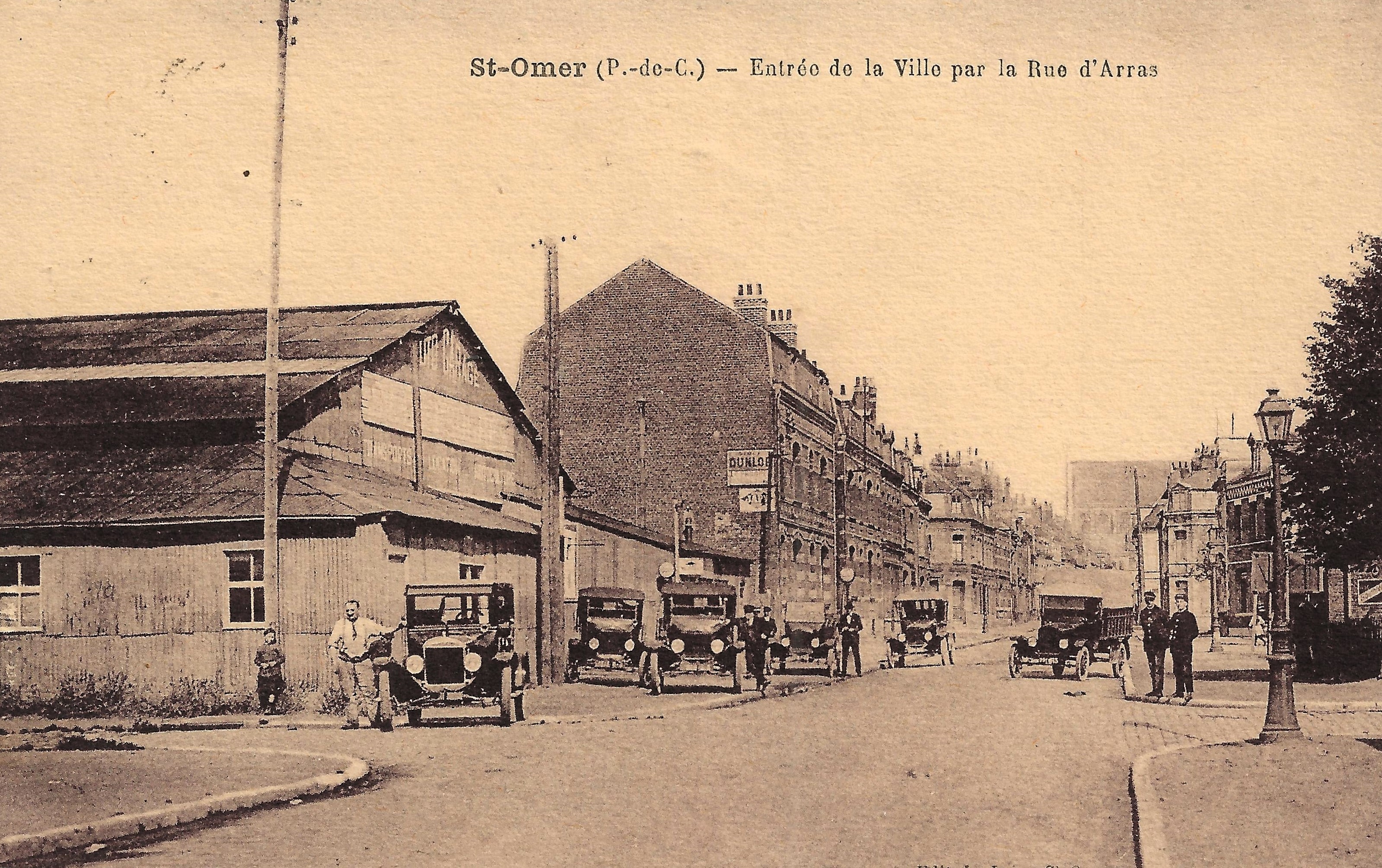 On peut voir un garage automobile, avec de nombreuses voitures.